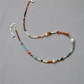 Detalle del collar de cuentas de colores con perlas de agua dulce y cierre de plata ajustable - Collar