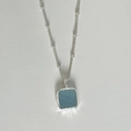 Dettaglio del ciondolo quadrato in acquamarina argento con collana a catena satellitare - Collana in Acquamarina