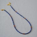 Vue détaillée du collier en lapis-lazuli avec perles d'agate rouge et accents dorés - Collier / Collier Lapis-lazuli Agate