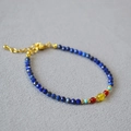 Détail du collier en lapis-lazuli naturel avec agate rouge, turquoise et perles dorées - Bracelet / Bracelet Lapis-lazuli Agate Turquoise
