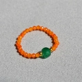 Anello artigianale con perline arancioni sfaccettate e una pietra color smeraldo - Agata verde
