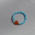Anello di perle fatto a mano con perle azzurre e una pietra preziosa rosso-arancio - Agata rossa