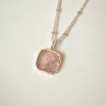 Dettaglio del ciondolo quadrato con pietra rosa e catena a sfere argentata con trame naturali - Collana Quarzo Fragola Rosa