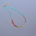 Collar de cuentas de Amazonita colorida con acentos rojos y perlas para el verano - Collar
