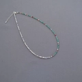 Collar de cuentas vintage francés con turquesa y perlas sobre fondo de tela gris - Collar Verde / Aprox 39+5cm