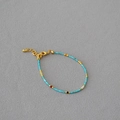 Dettaglio della collana di perline turchesi con chiusura a moschettone dorata e catena - Bracciale