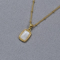 Detalle del collar de latón chapado en oro con colgante rectangular de piedra de luna y cadena de bolas - Piedra de Luna Azul
