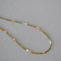Collana boho minimalista con pietre preziose verdi, perle e dettagli dorati - Verde oliva
