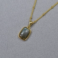Detalle de collar de latón chapado en oro con colgante rectangular de piedra labradorita - Labradorita