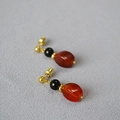 Pendientes vintage con cuenta negra y cornalina roja en cadenas de metal dorado - Tipo estándar