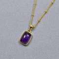 Detalle del collar de latón chapado en oro con un colgante rectangular de piedra natural violeta - Amatista