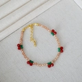 Pulsera artesanal de cuentas de circón champán con colgantes de cerezas rojas y broche oro - Estilo Cereza Champaña
