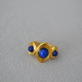Anello vintage in ottone placcato oro con tre pietre di lapislazzuli blu intarsiate - Lapislazzuli