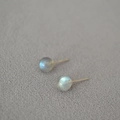 Primer plano de pendientes minimalistas de labradorita con brillo azul y oro fino - Labradorita / Gris