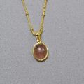 Détail du collier chaîne dorée avec pendentif ovale serti d'une pierre de soleil - Fraise Rose