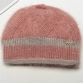 Détail macro du bonnet en tricot rose et gris avec texture mohair et décor en métal doré - Taille unique / Rose