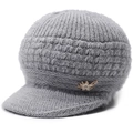 Détail du bonnet en tricot gris pour femme orné d'une fleur en strass dorés élégante - Taille unique / Gris
