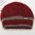 Détail d'un bonnet en tricot rouge duveteux avec rayures grises et strass scintillants - Taille unique / Rouge