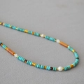 Dettaglio della collana di perline turchesi con distanziatori oro e perle bianche - Stile Perline a Tubo e Perla Turchese (项链2)