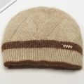 Bonnet d'hiver épais tricoté pour femme beige avec rayures brunes et boucle en cristal - Taille unique / Camel Riz