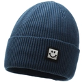 Bonnet en maille côtelée bleu marine avec un écusson smiley blanc minimaliste - Élastique 56-60cm / Bleu