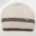 Bonnet d'hiver en tricot beige doublé chaud avec boucle dorée ornée de cristaux - Taille unique / Couleur Thé au Lait