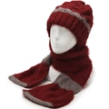 Dettaglio del set cappello e sciarpa in maglia rosso vino con strisce grigie e filato lucido - Taglia unica / Rosso