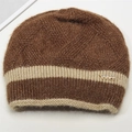 Gros plan sur bonnet en tricot marron épais avec rayures beige et détails en strass - Taille unique / Marron