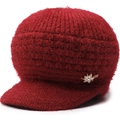 Dettaglio del cappello in maglia bordeaux con fodera in peluche e spilla a fiore - Taglia unica / Rosso