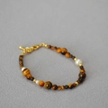 Dettaglio della collana con pietre occhio di tigre, perle e chiusura a moschettone dorata - Stile Occhio di Tigre Braccialetto