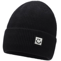 Détail de la maille côtelée épaisse et de l'écusson sourire blanc sur le bonnet noir - Élastique 56-60cm / Noir