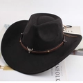 Dettaglio cappello cowboy con fascia in pelle marrone e ornamento a testa di toro - Stile Testa di Toro Piccola / Nero