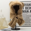 Détail de la cagoule peluche kaki à oreilles d'ours avec bordure en fourrure synthétique - Taille unique / Khaki
