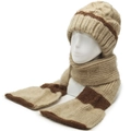 Detail der groben Zopfstrick-Struktur bei Damen-Wintermütze und Schal-Set in Beige und Braun - Einheitsgröße / Khaki