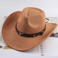 Dettaglio cappello cowboy marrone con fibbia a testa di toro argentata e borchie dorate - Stile Testa di Toro Piccola / Beige scuro