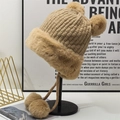 Berretto in maglia kaki spesso con paraorecchie, pompon di peluche e fodera calda - Taglia unica / Cachi