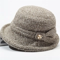 Cappello a secchiello invernale in pile da donna beige con fiocco e spilla di perle - Regolabile 56-58cm / Grigio chiaro