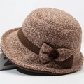 Dettaglio cappello a secchiello in maglia testurizzata con fiocco e pompon di pelliccia - Regolabile 56-59cm / Marrone