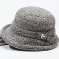 Elegante cappello cloche in lana grigia per donne con spilla a fiore di perle - Regolabile 56-58cm / grigio scuro