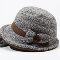 Dettaglio cappello cloche in maglia grigia con fiocco e pompon marrone morbido - Regolabile 56-59cm / grigio scuro