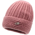 Bonnet en tricot rose pour femmes âgées avec doublure thermique et broche trèfle élégante - Rose