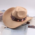 Dettaglio cappello da cowboy kaki con ricamo floreale e ornamento in bronzo antico - Stile con Rose Ricamate / Beige chiaro