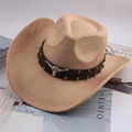 Dettaglio cappello da cowboy in pelle scamosciata con stemma a testa di toro e borchie - Testa di toro con borchie / Beige chiaro