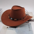 Detail eines braunen Wildleder-Cowboyhuts mit Türkisstein und Lederband-Verzierung - Zwei Perlen Dekoration / Hellkaffee