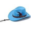 Vue détaillée du chapeau de cow-boy bleu ciel avec bandeau en cuir, boucle et plume - Taille Unique 57cm / Bleu Ciel