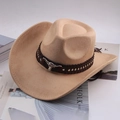 Dettaglio cappello cowboy in pelle scamosciata kaki con testa di toro e borchie in metallo - Trenta strass / Beige chiaro