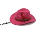 Détail du chapeau fedora rose avec bande en cuir, plume et cordelette ajustable - Taille Unique 57cm / Rouge Rose