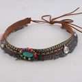 Detail van een bohemien hoedenband met turquoise steen, etnische kralen en munten - Etnische Stijl Riem