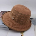 Dettaglio di un cappello da sole in maglia kaki con bordo ondulato e ornamento M lucido - Taglia Unica 58cm / Marrone