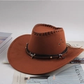 Détail d'un chapeau de cow-boy en feutre marron avec boucle tête de taureau et bords cousus - Décoration Tête de Taureau en Métal / Café clair